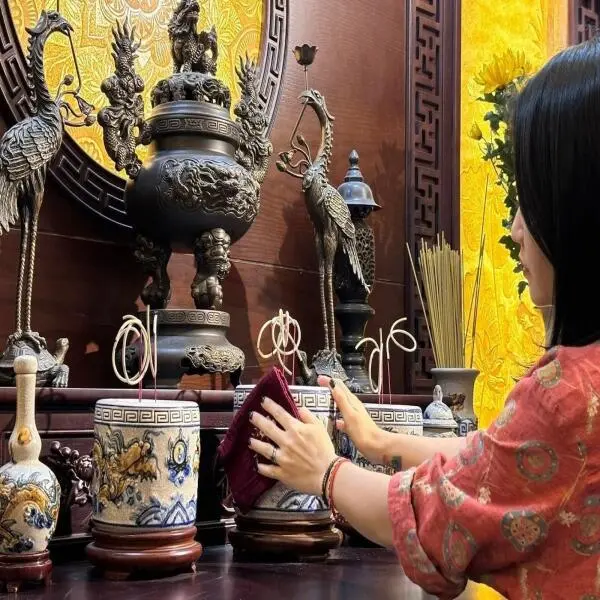 Dọn tàn hương trên bàn thờ: Nên hay không và những điều cần lưu ý