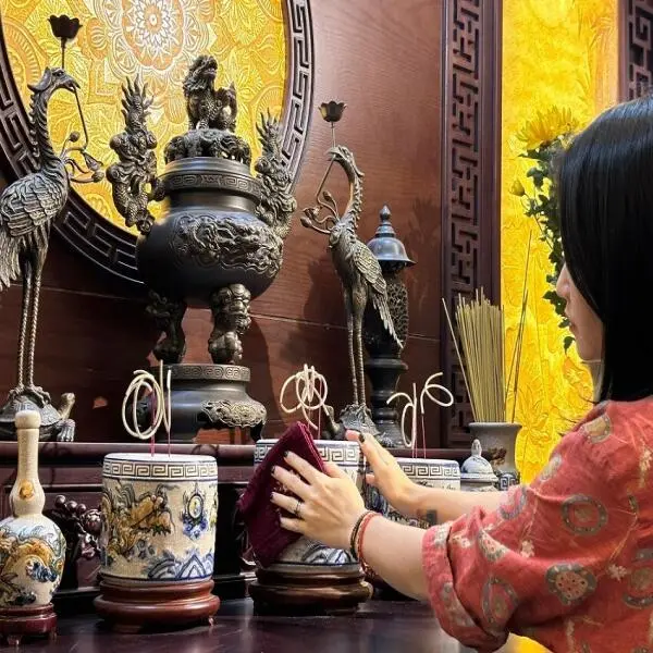Phụ nữ đến tháng có được lau dọn bàn thờ không? Góc nhìn đa chiều