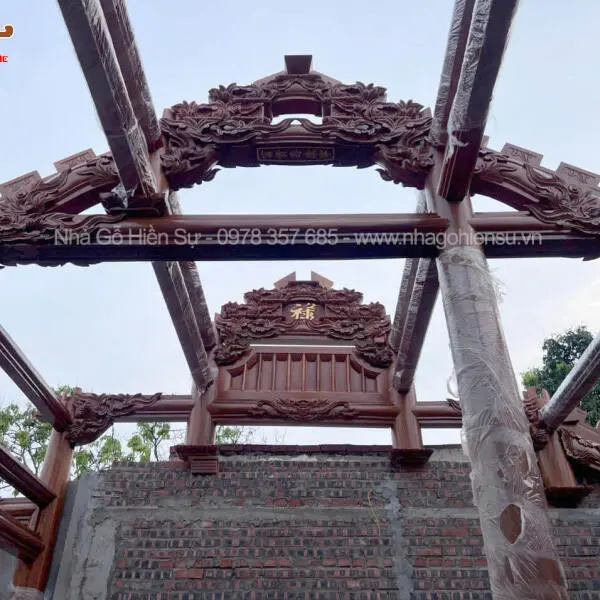 Lắp dựng căn nhà thờ họ 3 gian gỗ lim Nam Phi tại Thái Bình