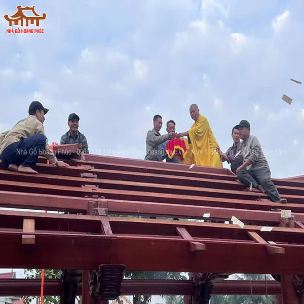 Lắp dựng và thượng lương nhà nghỉ gỗ Sến tại Chùa Muống (Quang Khánh Tự) – Kim Thành, Hải Dương