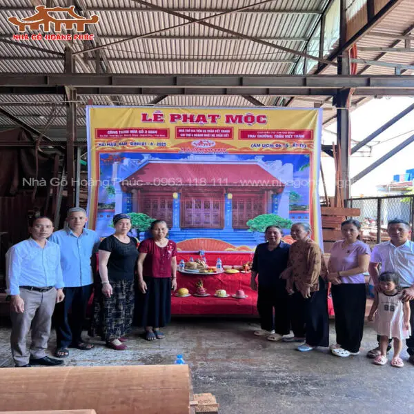 Lễ phạt mộc căn nhà gỗ 3 gian gỗ Sến cho bác Trần Viết Trâm (Quỳnh Phụ, Thái Bình) tại xưởng Nhà Gỗ Hoàng Phúc