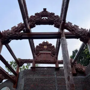 Lắp dựng căn nhà thờ họ 3 gian chất liệu gỗ lim xanh Nam Phi tại Thái Bình