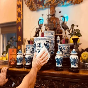 Lau dọn bàn thờ bằng nước gì để đón tài lộc và giữ sự trang nghiêm?