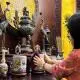 Phụ nữ đến tháng có được lau dọn bàn thờ không? Góc nhìn đa chiều