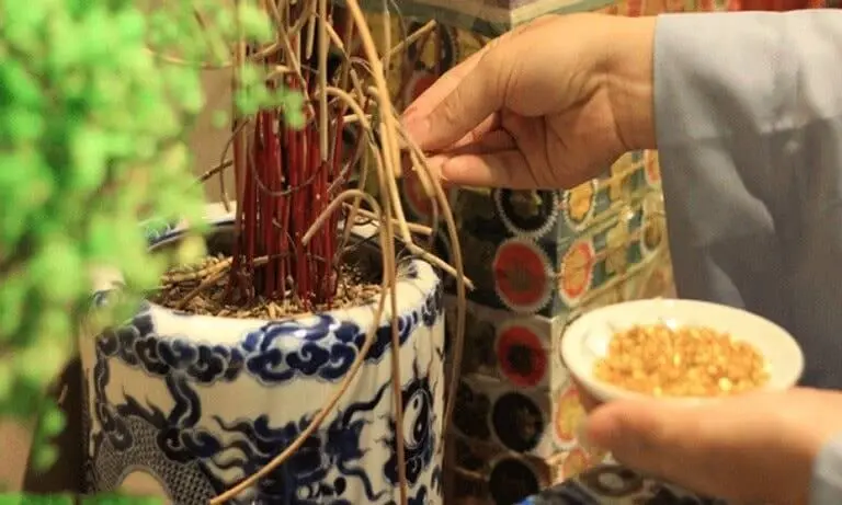 Cách rút chân nhang và dọn tàn hương như thế nào?