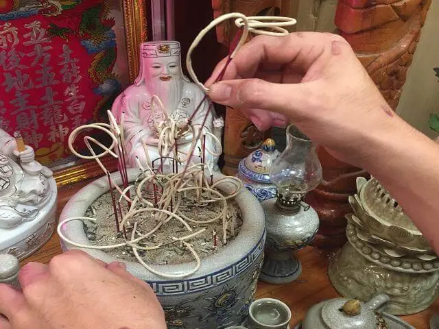Bao lâu thì nên dọn tàn hương trên bàn thờ?