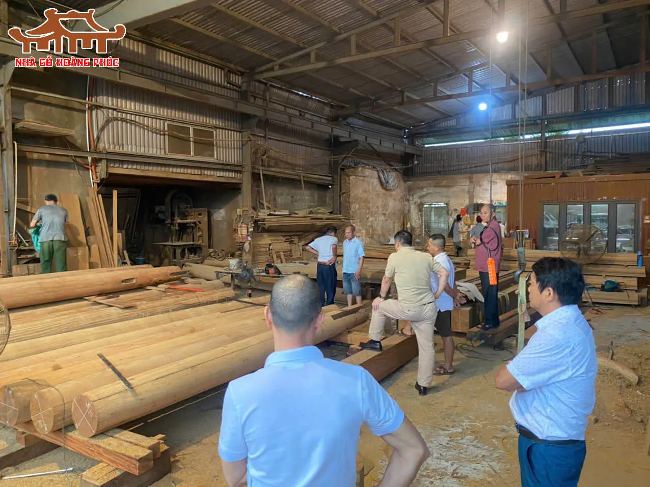 gia-dinh-anh-toan-tien-du-bac-ninh-tham-xuong-va-ky-ket-thi-cong-nha-go-5-gian-bang-go-lim-xanh-nam-phi-1