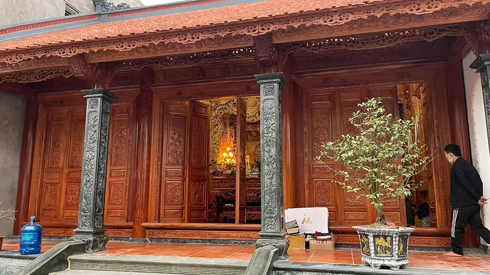 Nhà gỗ 3 gian cột hiên đá