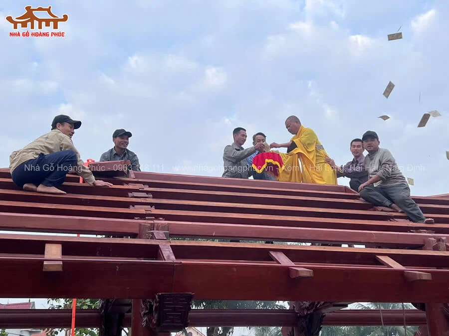 lap-dung-va-thuong-luong-nha-nghi-go-sen-tai-chua-muong-3