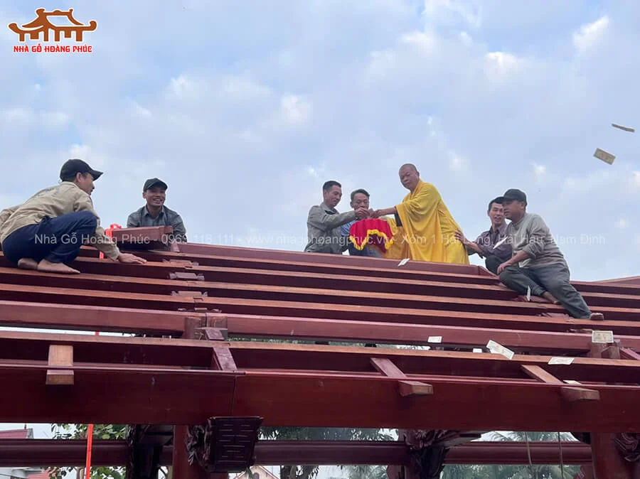 lap-dung-va-thuong-luong-nha-nghi-go-sen-tai-chua-muong-4